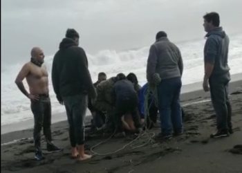 Heroico y arriesgado rescate protagoniza funcionario de Seguridad Ciudadana en el mar de Cobquecura