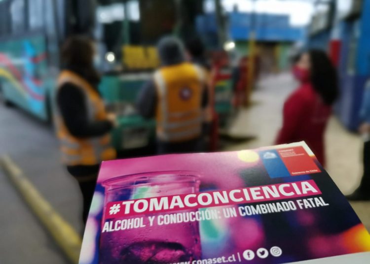 Seremi de Transportes y Senda realizan campaña sobre consumo de alcohol en terminal de buses