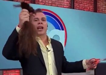 Mega ofrece disculpas públicas a camarógrafo al que Viñuela le cortó el pelo en vivo