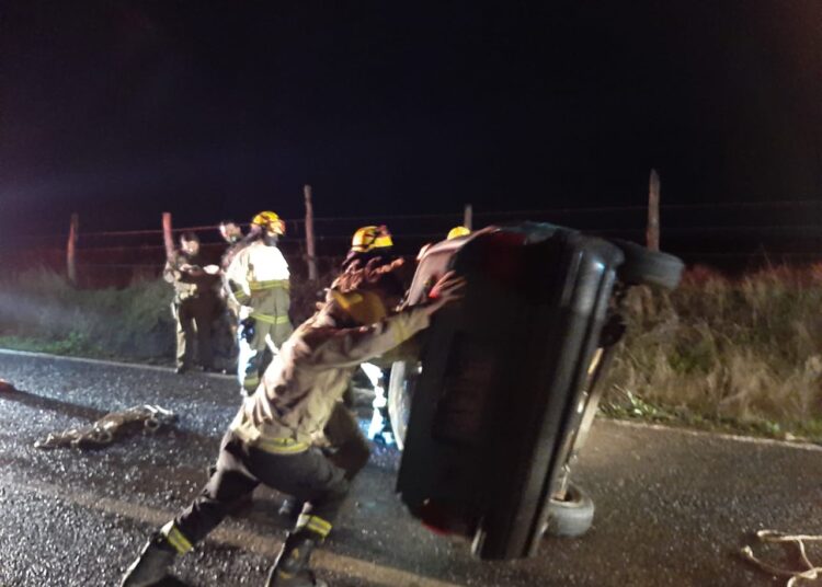 Automóvil volcó en ruta Cobquecura a Taucú anoche: 3 lesionados