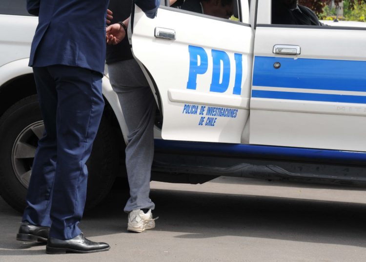 Hombre robó celular y lo pcultó al lado de complejo policial de la PDI: Fue detenido