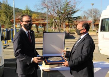 Ministro de Educación entregó reconocimiento a alcalde de Portezuelo por su compromiso con estudiantes