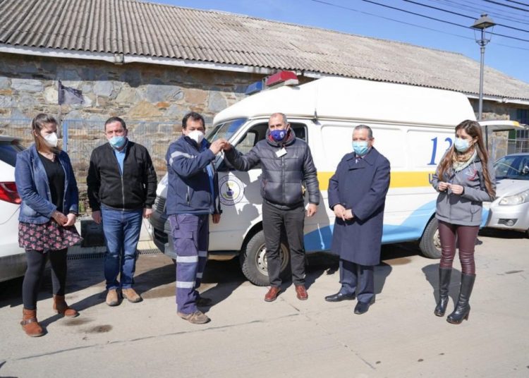 CESFAM Cobquecura recibió ambulancia reasignada por Servicio de Salud Ñuble