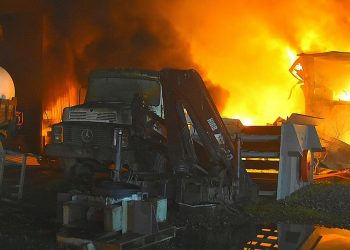 Nuevo ataque incendiario: queman 17 camiones y dos maquinarias en Padre Las Casas