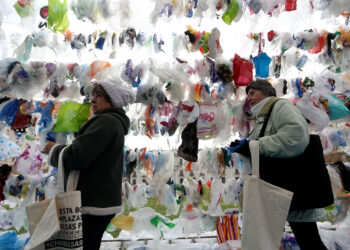 Adiós, bolsas plásticas: Almacenes de barrio tampoco podrán entregarlas desde el 3 de agosto