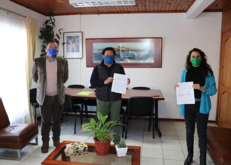 Alcalde de Cobquecura firma compromiso de apoyo para sanitización del comercio local