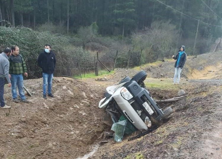 De milagro salvaron ocupantes de camioneta que volcó en ruta Quirihue a Cauquenes