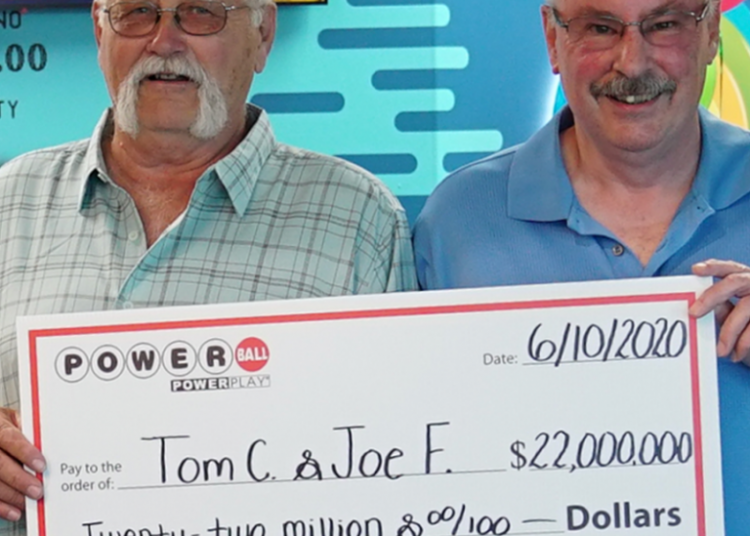 Cumplió su promesa tras 28 años: hombre ganó la lotería y compartió el premio con su mejor amigo