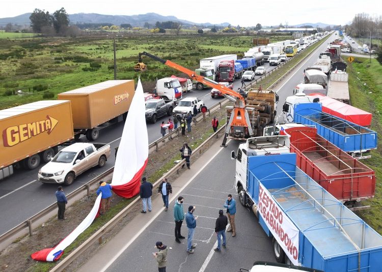 Camioneros dicen que movilización es de «carácter indefinido» pero el lunes les darían «soluciones»
