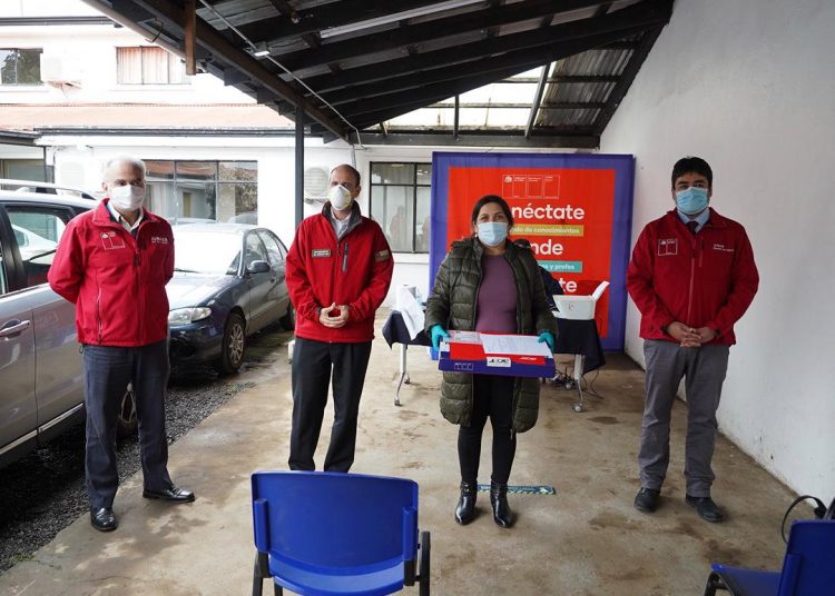 Adultos que completan estudios en Ñuble reciben apoyo tecnológico de Junaeb