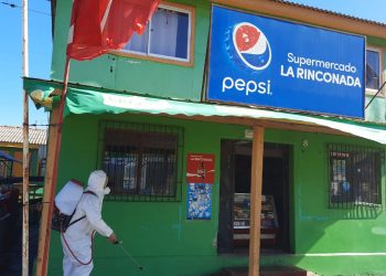 Equipo municipal recorre la comuna sanitizando locales comerciales en Cobquecura