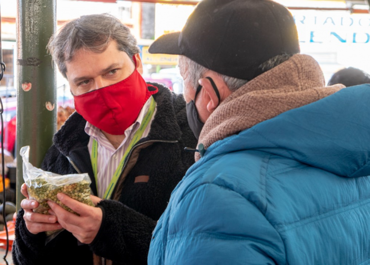 Locatarios y fiscalizadores de Mercado de Chillán recibieron información sobre la ley que prohíbe el uso indiscriminado de bolsas plásticas