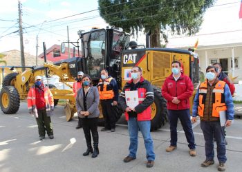 Director nacional de Vialidad entregó motoniveladora a Itata y anunció obras viales