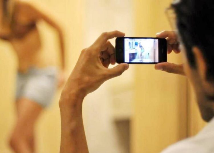 «Sextorsión»: amenaza sexual por internet suma más de 10 hombres estafados en Antofagasta