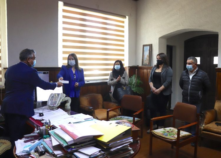 Municipio de Quirihue entregó bono y subvención a asistentes de la educación