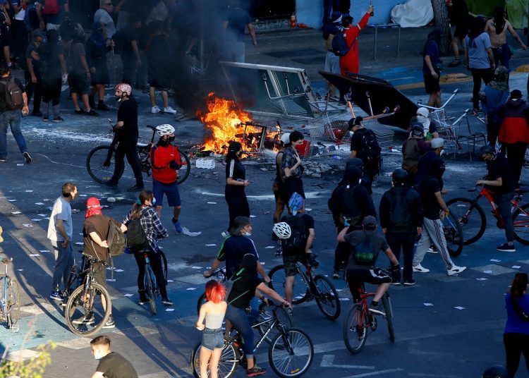 Armada informa que «servidor naval» fue detenido por Carabineros en incidentes de Santiago por 18/O