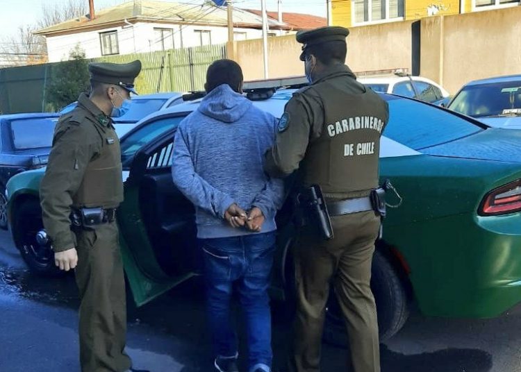 Una persona detenida por Carabineros tras intentar ingresar a local de plaza Sargento Aldea en Chillán