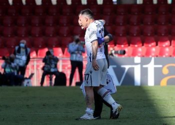 Abandonó la cancha entre lágrimas: Medel se lesiona en Italia y se perdería duelos de La Roja