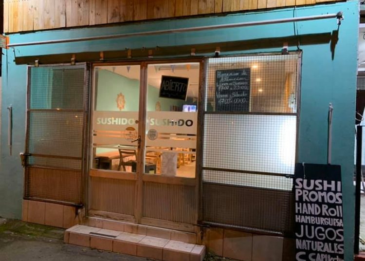 Solitario delincuente intimidó a trabajadora y asaltó local de venta de sushi en Quirihue