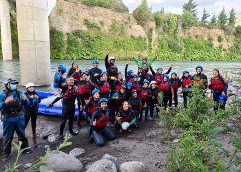 Jóvenes surfistas de Cobquecura participaron de intercambio deportivo y practicaron rafting