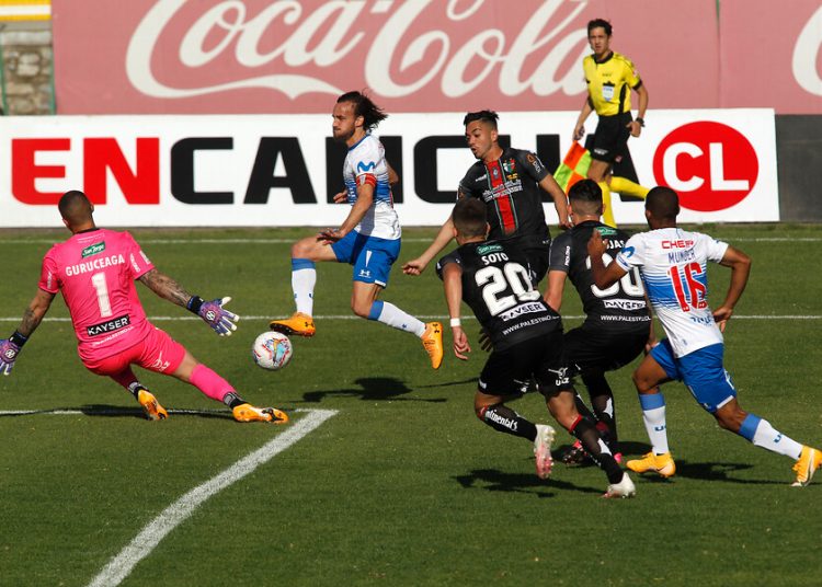 UC goleó a Palestino en partido pendiente de la primera rueda y es líder absoluto