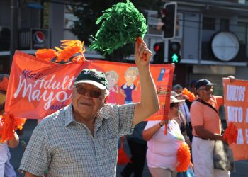 Con talleres y caminatas al aire libre buscan reducir impacto de la pandemia en adultos mayores
