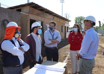 Autoridades visitan obras del nuevo polideportivo que se construye en San Carlos
