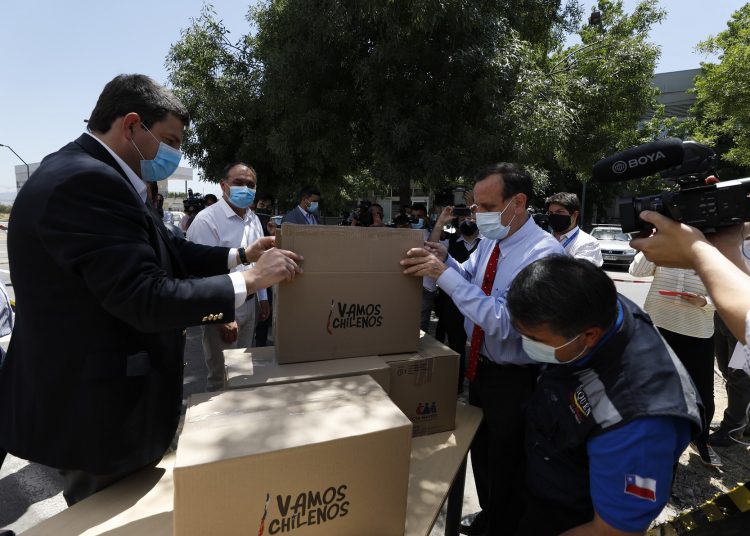 «Vamos Chilenos»: comenzó entrega de kits de alimentos e insumos a personas mayores beneficiarias de la campaña solidaria 