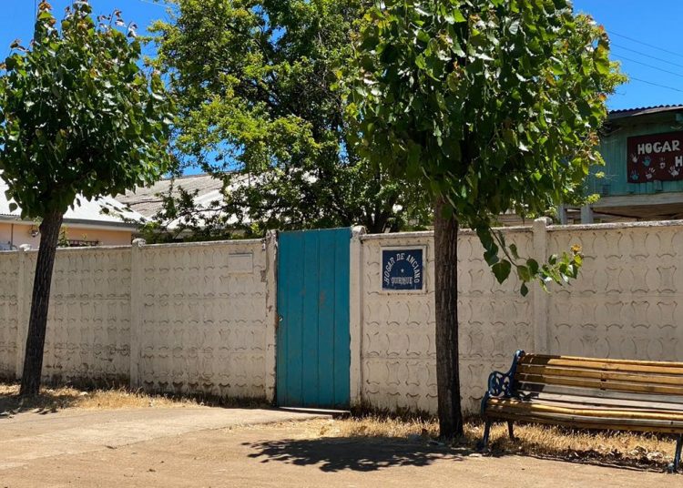 Gobernación y Seremi de Salud brindan apoyo a Hogar de Ancianos de Quirihue por brote de Covid-19