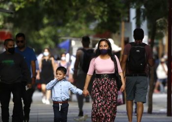 ¿Trabajas y eres mamá de hijos menores de 2 años? Gobierno lanza bono de $200.000 mensual para ellas