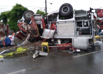 5 bomberos quedan heridos tras colisionar y volcar carrobomba en Hualpén