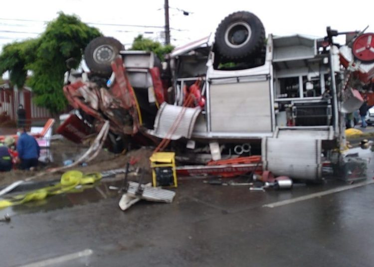 5 bomberos quedan heridos tras colisionar y volcar carrobomba en Hualpén