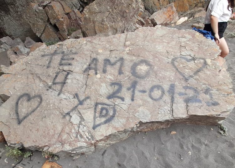 Desconocidos rayaron con «pintura spray» piedras del Santuario de la Naturaleza en Iglesia de Piedra