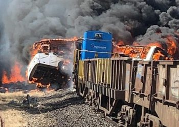 Taxibús se incendió tras ser chocado por tren de carga en Cabrero: 2 muertos