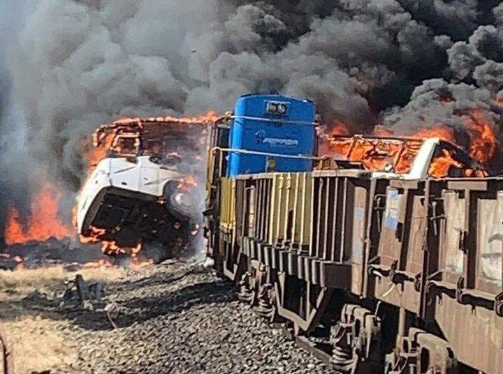 Taxibús se incendió tras ser chocado por tren de carga en Cabrero: 2 muertos