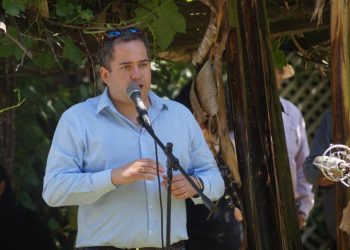 Precandidato a diputado Cristian Ortiz emplaza a Director de Junaeb por retraso en entrega de computadores