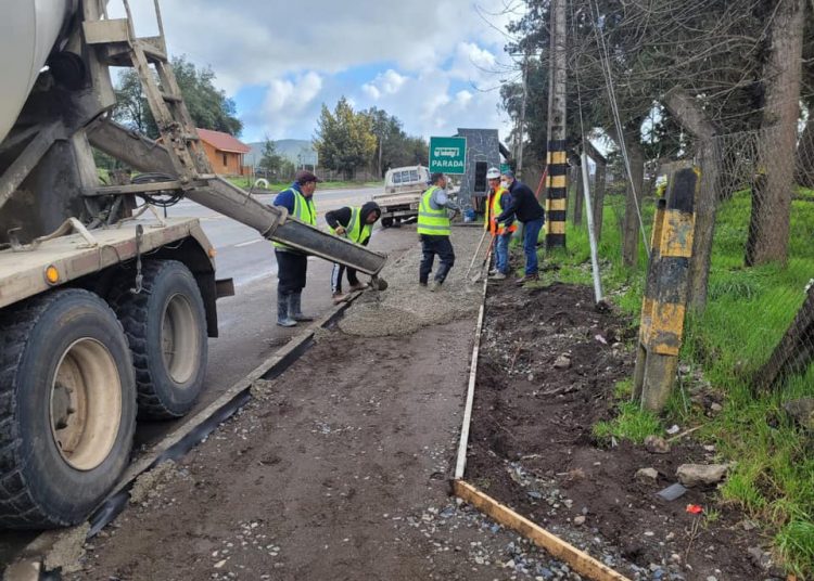 Construyen nuevas veredas en población Hernán Brañas en Trehuaco