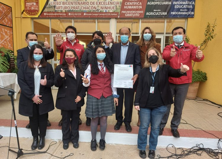 3 Liceos de Itata firmaron compromiso Bicentenario 