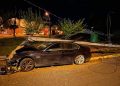 Chocaron contra un poste que derribaron y dejaron el auto abandonado en la Villa Altos de Quirihue