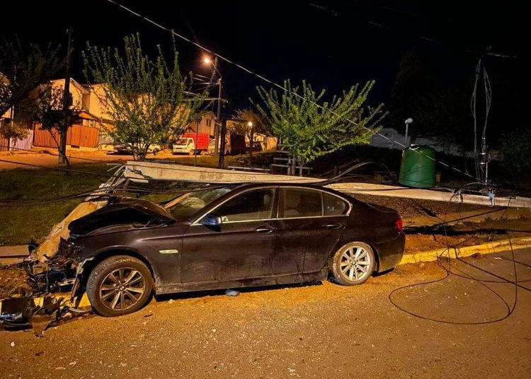 Chocaron contra un poste que derribaron y dejaron el auto abandonado en la Villa Altos de Quirihue