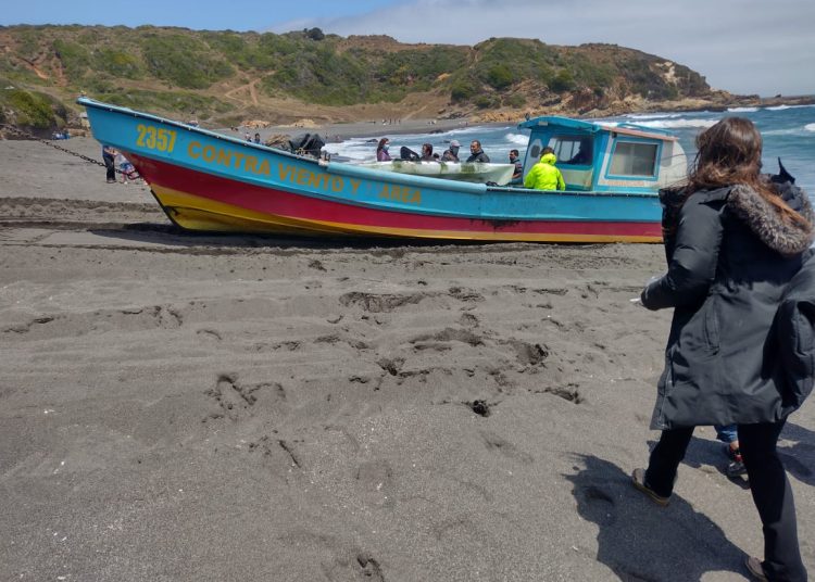 Pescador artesanal rescató a dos kayakistas que estaban a la deriva en mar de Cobquecura