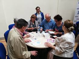 Volver a clases y concluir sus estudios de educación básica para fines laborales ahora es posible con el programa Aprende Mayor