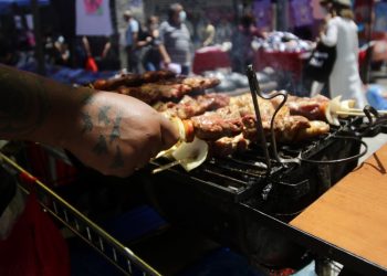 Denuncian que mujer se «tragó» un chip de perro por comer anticucho en la calle en Estación Central