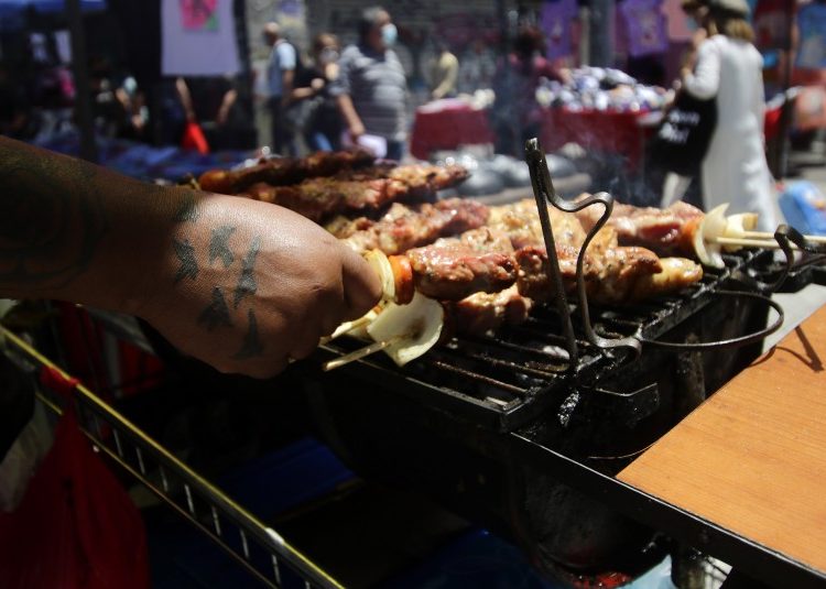 Denuncian que mujer se «tragó» un chip de perro por comer anticucho en la calle en Estación Central