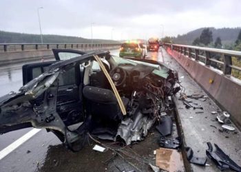 2 muertos y 2 heridos al estrellarse auto contra barrera en puente Bureo en Mulchén