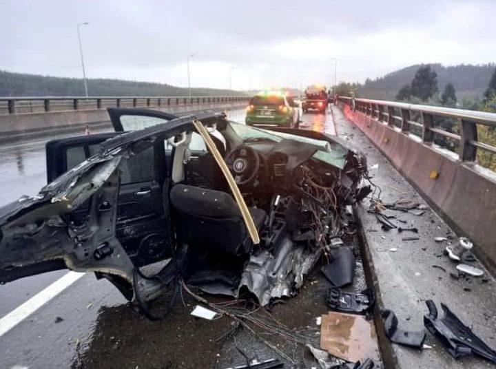 2 muertos y 2 heridos al estrellarse auto contra barrera en puente Bureo en Mulchén