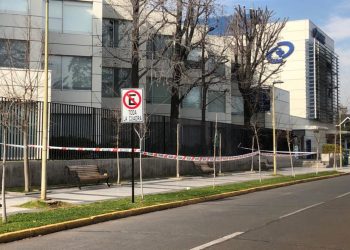 Fuera de riesgo vital se encuentra enfermera apuñalada cuando salía de turno en Las Condes