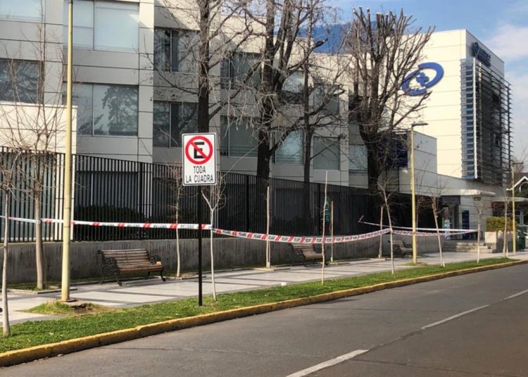 Fuera de riesgo vital se encuentra enfermera apuñalada cuando salía de turno en Las Condes