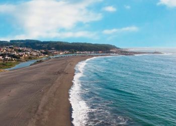 Niño que jugaba en la playa en Pelluhue falleció al quedar atrapado en la arena