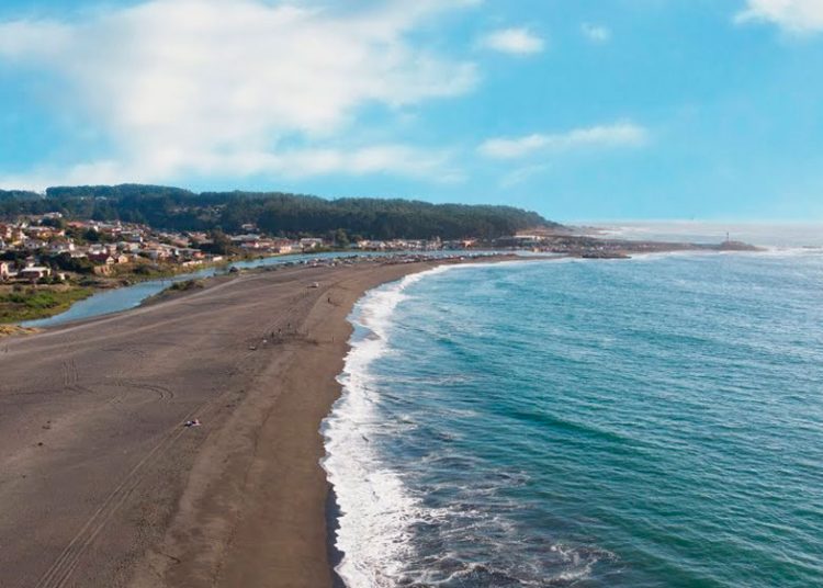 Niño que jugaba en la playa en Pelluhue falleció al quedar atrapado en la arena